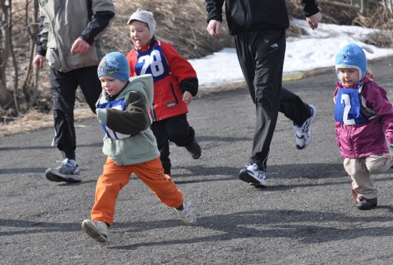 Na Mořkovském zajíci si s chutí zaběhali i malí atleti. Závod dětí do čtyř let vyhrál Matěj Melčák (v čele).
FOTO: JANA FEILHAUEROVÁ