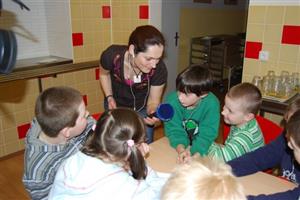 Redaktorka Českého rozhlasu během večera zprostředkovávala vstupy do éteru, v nichž sdělovali své zážitky z Noci s Andersenem nejen děti, ale i dospělí.
FOTO: DANA HOĎÁKOVÁ