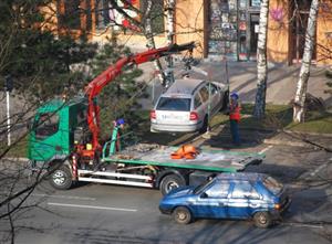 Před každým úklidem parkoviště musí být nejdříve odtažena vozidla, která zapomněli majitelé převézt jinam, přitom je o termínu informují dopravní značky.
FOTO: DANA HOĎÁKOVÁ