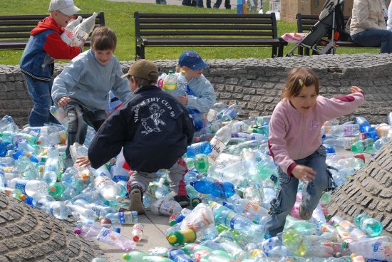 Zatímco vloni děti u příležitosti Dne Země navazovaly plastové láhve do dlouhého hada, letos využijí pouze vršky, ze kterých budou vytvářet motýly.
FOTO: DAVID MACHÁČEK