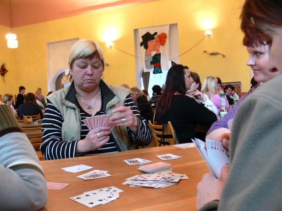 Heslem turnaje hráček žolíků v Kateřinicích je kromě smíchu a dobré nálady skutečnost, že karty hrají hlavně pro zábavu a setkání s príma ženskýma.
FOTO: ILONA MAZALOVÁ