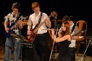 Svou premiéru před domácím publikem si minulou sobotu odbyla rocková skupina, která před rokem vznikla při zdejší soukromé základní umělecké škole MIS music.
FOTO: DAVID MACHÁČEK