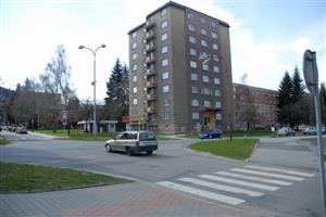 Původně odložený plán na vybudování okružní křižovatky ulic Obránců míru, Francouzské a Školní je znovu aktuální. Město nyní bojuje s časem a chybějícími penězi.
FOTO: DAVID MACHÁČEK