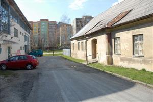 Historický objekt kopřivnického Zemanství (vpravo) by se měl v budoucnu proměnit mimo jiné v administrativní sídlo naproti stojící farmaceutické firmy Favea. Kdy přesně oprava památky začne, není zatím jisté.
FOTO: DAVID MACHÁČEK