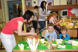 V rámci akce Velikonoce u nás si návštěvníci Dětského centra mohli projít a vyzkoušet osm dílen, v jedné z nich se malovala vajíčka.
FOTO: DANA HOĎÁKOVÁ