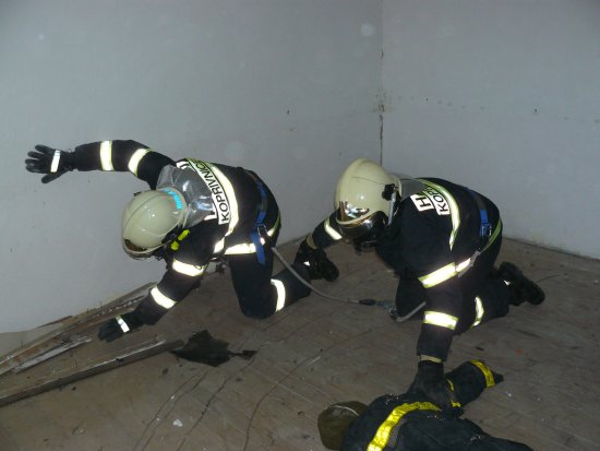 Při posledním cvičení, které proběhlo koncem března, si dobrovolní hasiči nacvičovali pohyb v silně zakouřeném prostředí, a to včetně vyprošťování osob.
FOTO: ARCHIV JSDH KOPŘIVNICE