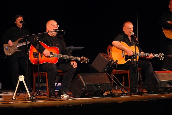 Bratři Jan a František Nedvědovi vy prodali spolu se svou kapelou velký sál kulturního domu. Jejich bezmála dvouhodinové vystoupení obsáhlo jak sólové, tak společné hity obou hudebníků.
FOTO: DAVID MACHÁČEK
