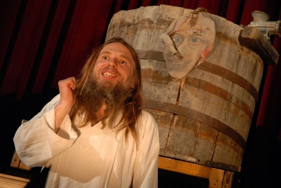 Víťa Marčík si z Kopřivy, která probíhala minulý týden v Katolickém domě, odvezl cenu diváka za své představení Mystéria Buffa. Další divadelní festival téhož jména čeká Kopřivnici o tomto víkendu.
FOTO: DAVID MACHÁČEK