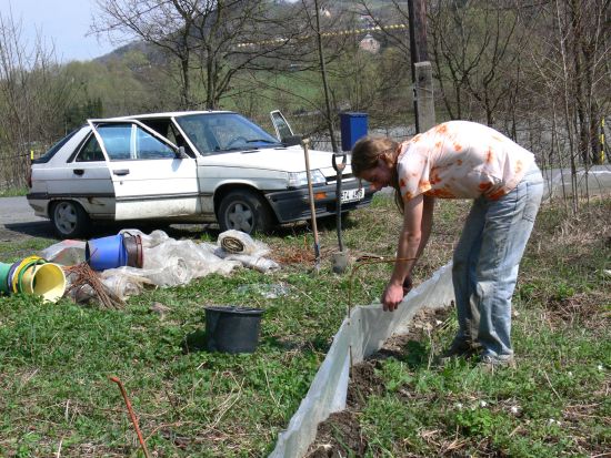 Stovky metrů zábran se táhnou kolem komunikací na katastru Štramberka. O jejich instalaci se starají dobrovolníci z Občanského sdružení Hájenka.
FOTO: ILONA MAZALOVÁ
