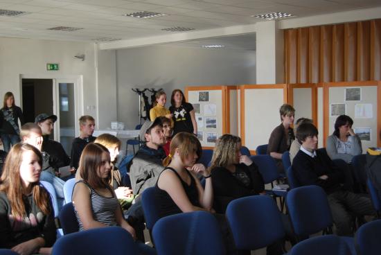 Diskutovat o místě, kde by mohla vzniknout legální stěna pro graffiti, přišlo poměrně dost lidí, kterým je dané téma blízké.
FOTO: DANA HOĎÁKOVÁ