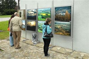Vernisáž fotografií z kolekce Rozhlednice Ladislava Čevely proběhla na Fojtství. Nyní je možné jeho snímky pořízené z vrcholu rozhledny vidět ve vestibulu radnice. 
FOTO: DAVID MACHÁČEK