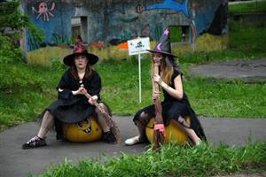 Dvě z účastnic tradičního sletu čarodějnic, který se uskutečnil 30. dubna v podvečer na zahradě zdejšího DDM.
FOTO: DAVID MACHÁČEK