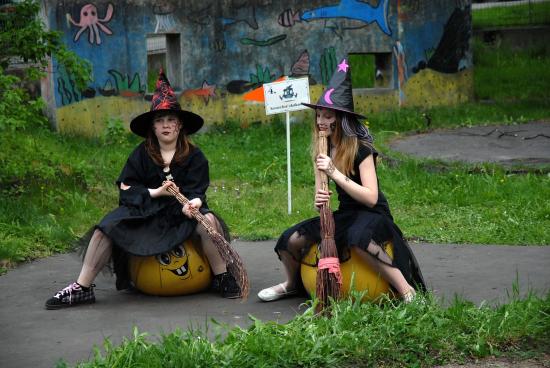Dvě z účastnic tradičního sletu čarodějnic, který se uskutečnil 30. dubna v podvečer na zahradě zdejšího DDM.
FOTO: DAVID MACHÁČEK