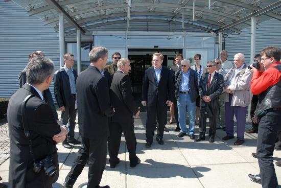 Krajští zastupitelé si během svého jednodenního výjezdního zasedání, které se uskutečnilo v Kopřivnici, prohlédli i některé závody ve zdejším průmyslovém parku.
FOTO: DAVID MACHÁČEK
