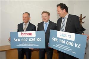 Ředitelé dvou podniků z průmyslové zóny předávají starostovi města symbolické šeky s částkami, kterými přispěly na rekonstrukci ulice Panské. 
FOTO: DAVID MACHÁČEK