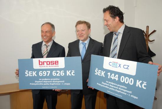 Ředitelé dvou podniků z průmyslové zóny předávají starostovi města symbolické šeky s částkami, kterými přispěly na rekonstrukci ulice Panské. 
FOTO: DAVID MACHÁČEK