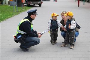 Policisté i malým dětem vysvětlovali, jak se mají rozhlédnout, než vstoupí na přechod.  V tom jim pomáhaly drobné propagační předměty.
FOTO: DANA HOĎÁKOVÁ