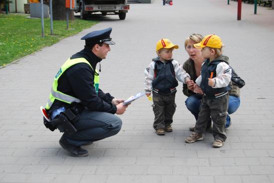 Policisté i malým dětem vysvětlovali, jak se mají rozhlédnout, než vstoupí na přechod.  V tom jim pomáhaly drobné propagační předměty.
FOTO: DANA HOĎÁKOVÁ