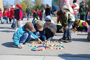 V rámci oslav Dne Země skládaly děti z mateřských škol z vršků plastových láhví motýly, ekologická výstava se poté stěhovala na radnici.
FOTO: RADEK CHVISTEK