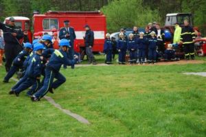 Na druhý ročník hasičských závodů do Lubiny se sjelo celkem šestadvacet družstev mladších a starších žáků ze širokého okolí. 
FOTO: DANA HOĎÁKOVÁ