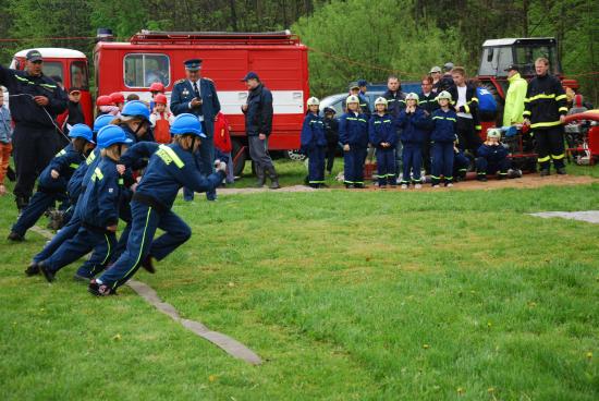 Na druhý ročník hasičských závodů do Lubiny se sjelo celkem šestadvacet družstev mladších a starších žáků ze širokého okolí. 
FOTO: DANA HOĎÁKOVÁ