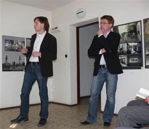 Architekti Kamil Mrva a Martin Rosa prezentovali na veřejném setkání svůj vítězný projekt. 
FOTO: ILONA MAZALOVÁ