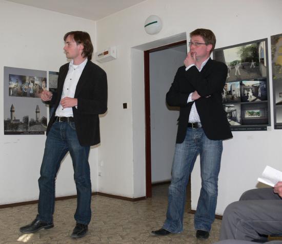 Architekti Kamil Mrva a Martin Rosa prezentovali na veřejném setkání svůj vítězný projekt. 
FOTO: ILONA MAZALOVÁ