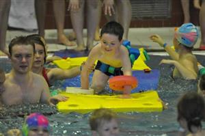 Při Hrách bez hranic se děti při překonávání překážek viditelně bavily, vzájemně si pomáhaly a fandily.
FOTO: JANA FEILHAUEROVÁ
