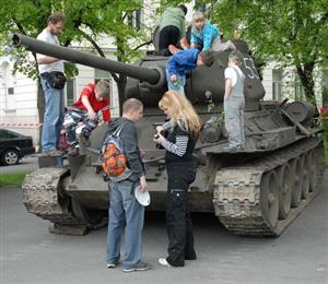 Historický tank před budovou Katolického domu byl o minulém víkendu nejen jednou z atrakcí Beskyd Model Kit Show, ale také připomínkou pětašedesátého výročí 2. světové války. 
FOTO: DAVID MACHÁČEK