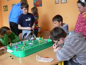 Žáci družební školy si chvilky volna krátili stolními hrami v družině.
FOTO: ILONA MAZALOVÁ