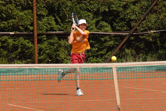 Daniel Kladiva přispěl k vítězství kopřivnického družstva starších žáků A nad béčkem Opavy výhrami ve dvouhře i čtyřhře.
FOTO: DAVID MACHÁČEK