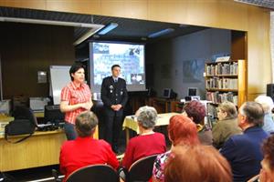 Zbyněk Tomšík, vrchní komisař novojičínské policie, přijel do Kopřivnice přednášet frekventantům Akademie třetího věku o bezpečnostních opatřeních. 
FOTO: DANA HOĎÁKOVÁ