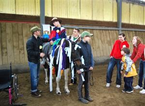 Disciplíny Zdobení koně s následnou Jízdou králů byly jednou z hlavních atrakcí druhé akce ze série Hry bez hranic pořádané místním Dětským centrem.
FOTO: DANA HOĎÁKOVÁ