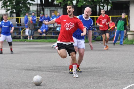 Celek 1. FC Bari porazil ve druhém kole ligového poháru s přehledem D&L AS 54 a pokračuje tak v cestě za obhajobou pohárového vítězství. 
FOTO: JANA FEILHAUEROVÁ