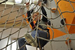 Jedním ze šesti stanovišť v Helpíkově poháru byla lanová překážka, kterou děti zdolávaly nahoru, a po  horizontálním přesunu v horní části i dolů.
FOTO: JANA FEILHAUEROVÁ