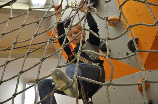 Jedním ze šesti stanovišť v Helpíkově poháru byla lanová překážka, kterou děti zdolávaly nahoru, a po  horizontálním přesunu v horní části i dolů.
FOTO: JANA FEILHAUEROVÁ