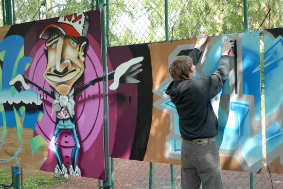 Také graffiti jsou v širším kontextu součástí hip-hopové kultury. Na akci Extreme Box HipHop Culture 4 Kopr minulou sobotu tak nemohli chybět ani jejich tvůrci. 
FOTO: DAVID MACHÁČEK