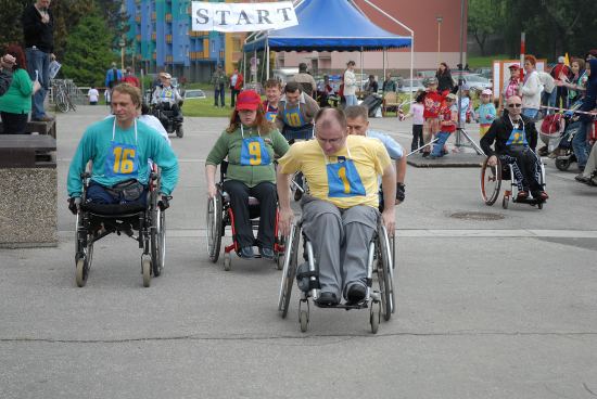 Součástí 13. ročníku Celostátních her tělesně postižených byl tradičně také závod na invalidních vozíčcích.
FOTO: DAVID MACHÁČEK