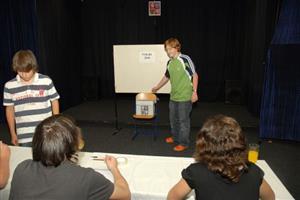 Jaké je to vhodit lístek do volební urny si minulý týden mohli vyzkoušet také deváťáci ze ZŠ Alšova.
FOTO: DAVID MACHÁČEK