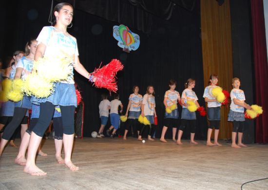 Žáci ze všech tříd Základní školy sv. Zdislavy si připravili své číslo, kterým obohatili program tradiční školní akademie.
FOTO: DANA HOĎÁKOVÁ
