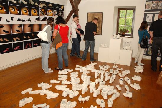 Netradiční instalace z bot na výstavě Emil Zátopek běžící, vítězící jakoby připomínala olympionikovo mládí v Baťově Zlíně.
FOTO: DAVID MACHÁČEK