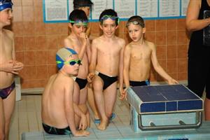 Plavecký potěr se ve čtvrtek 27. května v kopřivnickém bazénu urputně pral o co nejlepší výsledky na okresních přeborech.
FOTO: DAVID MACHÁČEK