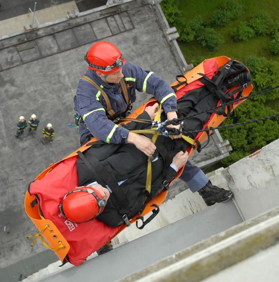 V rámci akce Preventění profesionální hasič předvádí evakuaci zraněného slaněním ze střechy městského úřadu. Figurantem byl starosta Josef Jalůvka.
FOTO: DAVID MACHÁČEK