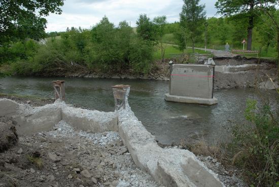 Během minulého víkendu zmizel železný most ’Na Holotě’. Nového se tamní občané dočkají až na konci prázdnin.
FOTO: DAVID MACHÁČEK
