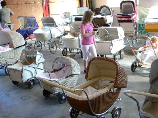 Součástí Erbovních slavností byla výstava dětských kočárků Jany Hýlové v prostorách požární zbrojnice. Ta navíc patrně k doplnění sbírky v tombole vyhrála zahradnické kolečko.
FOTO: ILONA MAZALOVÁ