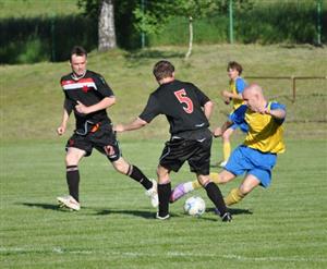 Útočník Tomáš Kostelník, stejně jako celý kopřivnický fotbalový tým, bojoval v utkání s Novým Jičínem B na hranici možností, na vítězství to ale nestačilo.
FOTO: JANA FEILHAUEROVÁ