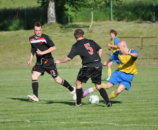 Útočník Tomáš Kostelník, stejně jako celý kopřivnický fotbalový tým, bojoval v utkání s Novým Jičínem B na hranici možností, na vítězství to ale nestačilo.
FOTO: JANA FEILHAUEROVÁ