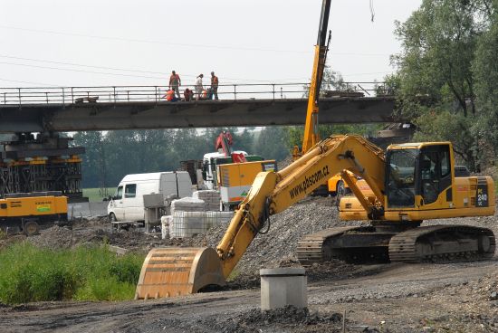 Během minulého týdne vzniklo v místě budoucího křížení silnice se železnicí prozatímní přemostění. Stavba příborského obchvatu zatím pokračuje podle plánu.
FOTO: DAVID MACHÁČEK