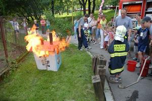 Určitě největší atrakcí, kterou nabídla akce Bumbác, bylo hašení požáru budovy školky ze starých krabic.
FOTO: DAVID MACHÁČEK