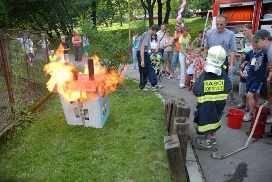 Určitě největší atrakcí, kterou nabídla akce Bumbác, bylo hašení požáru budovy školky ze starých krabic.
FOTO: DAVID MACHÁČEK